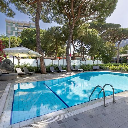 Hotel Adriatica Riccione Esterno foto