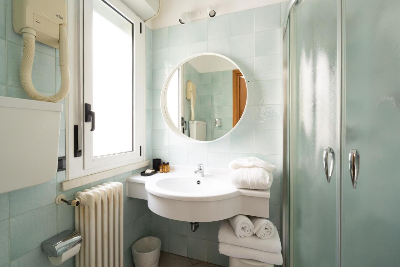 Hotel Adriatica Riccione Esterno foto