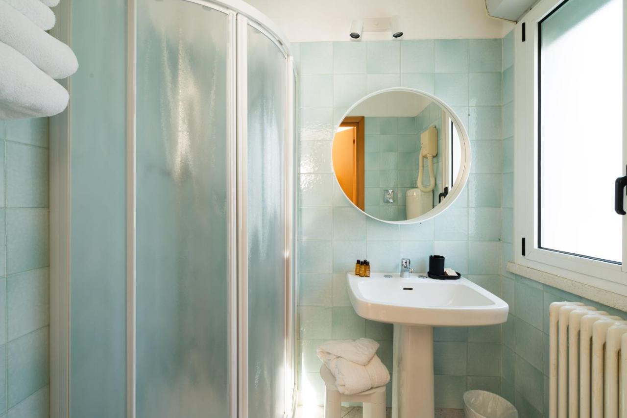 Hotel Adriatica Riccione Esterno foto