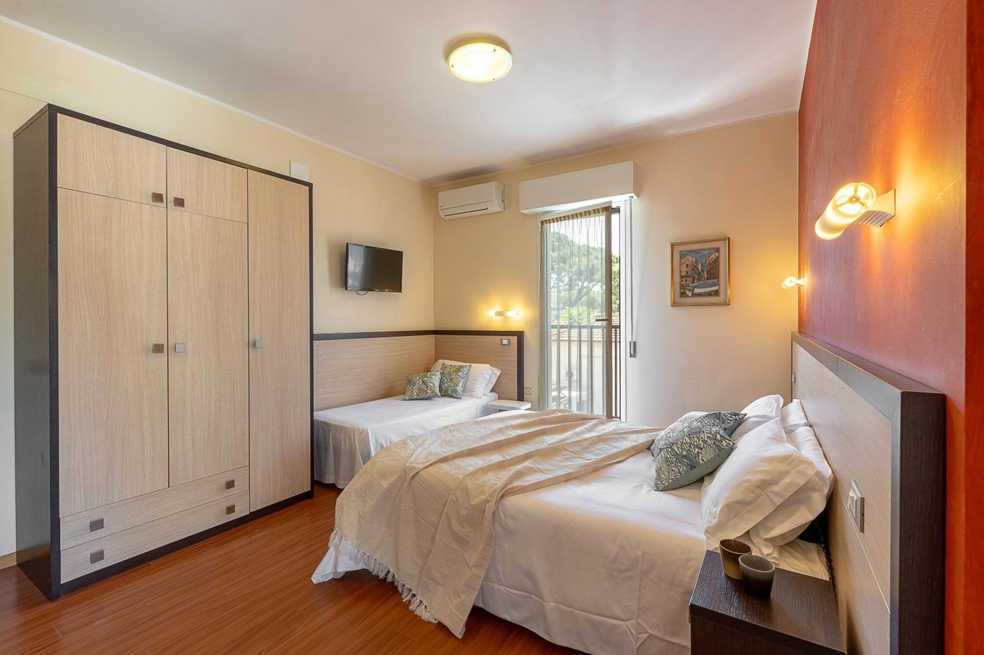 Hotel Adriatica Riccione Esterno foto