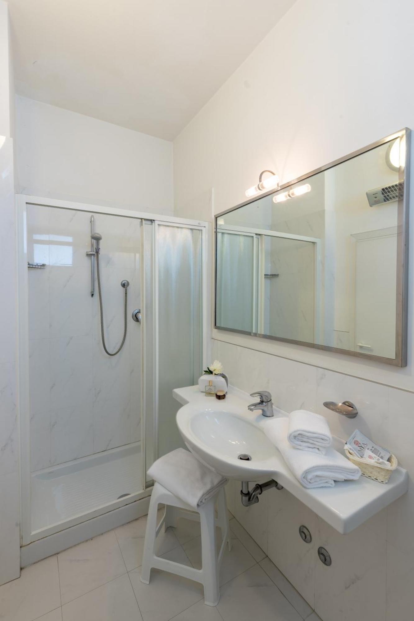 Hotel Adriatica Riccione Esterno foto