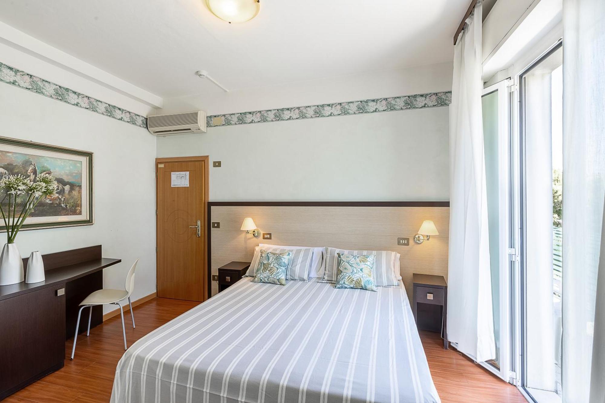 Hotel Adriatica Riccione Esterno foto