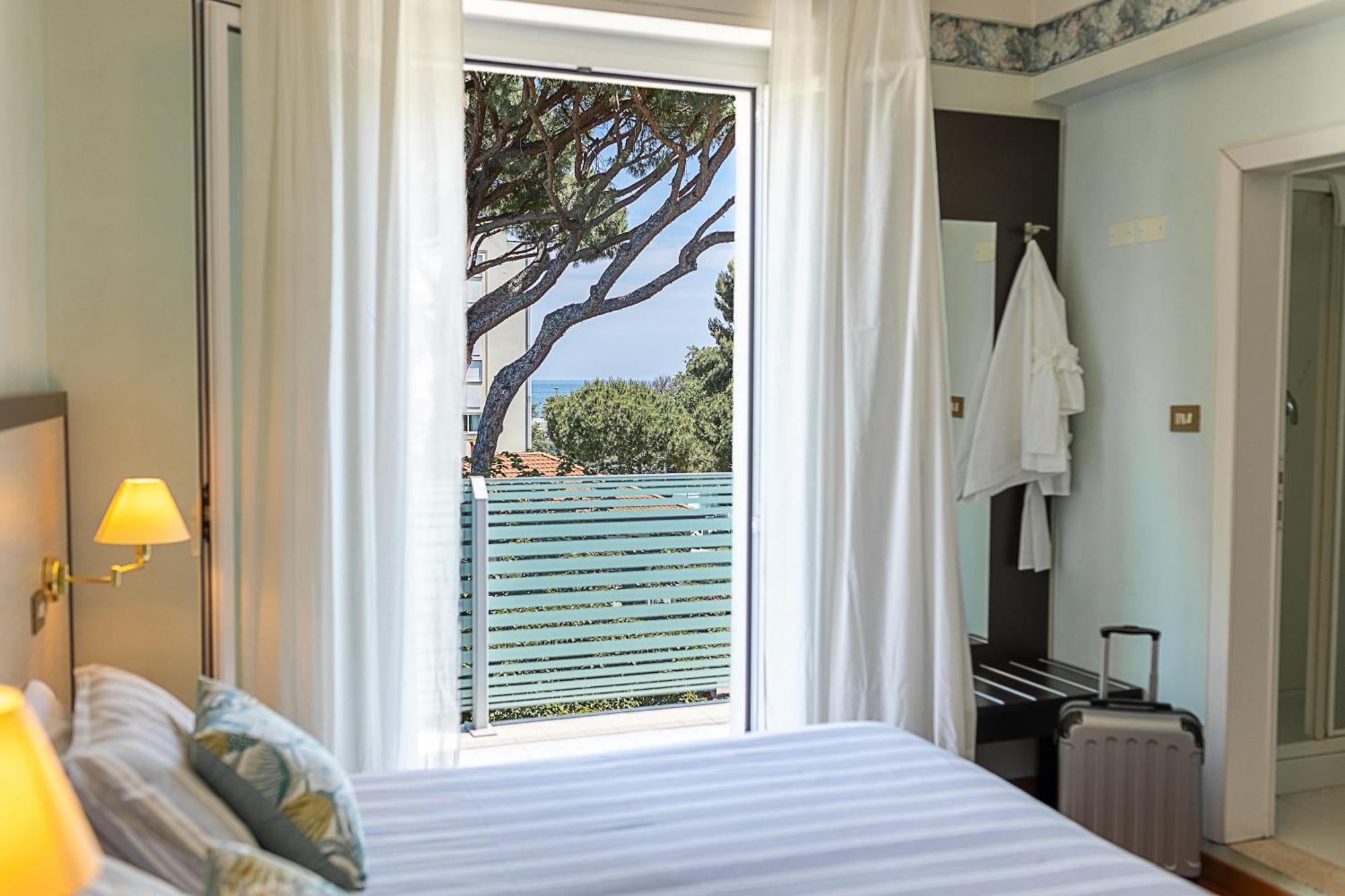 Hotel Adriatica Riccione Esterno foto