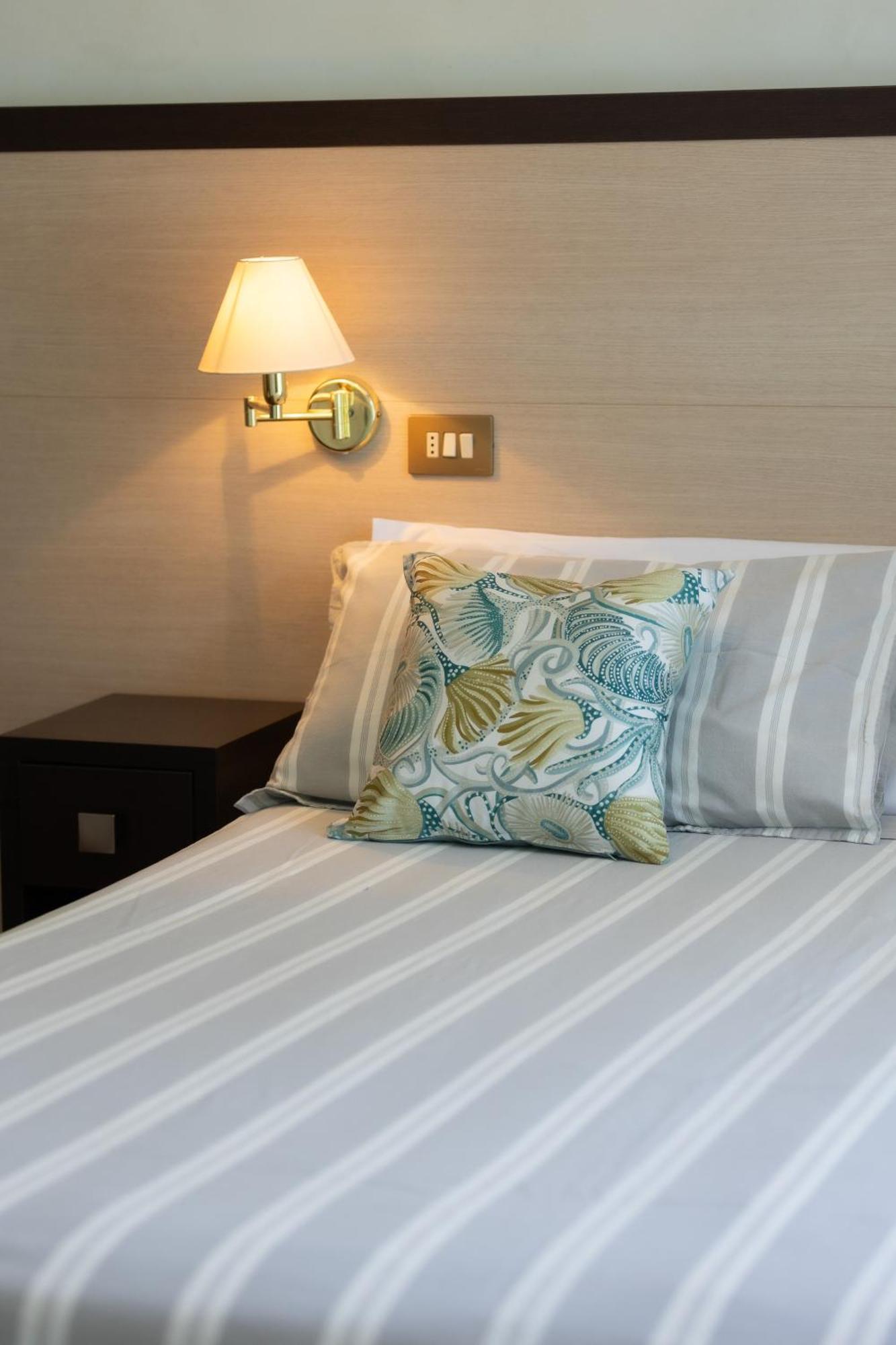 Hotel Adriatica Riccione Esterno foto