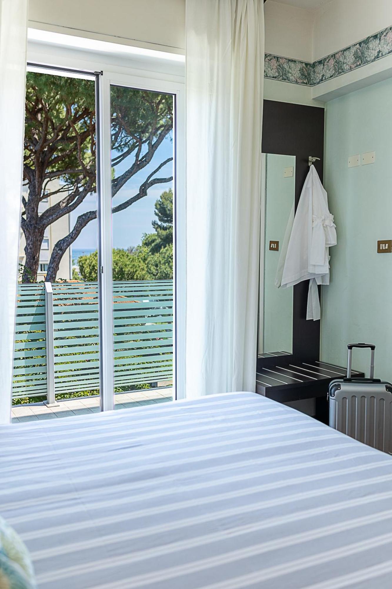 Hotel Adriatica Riccione Esterno foto