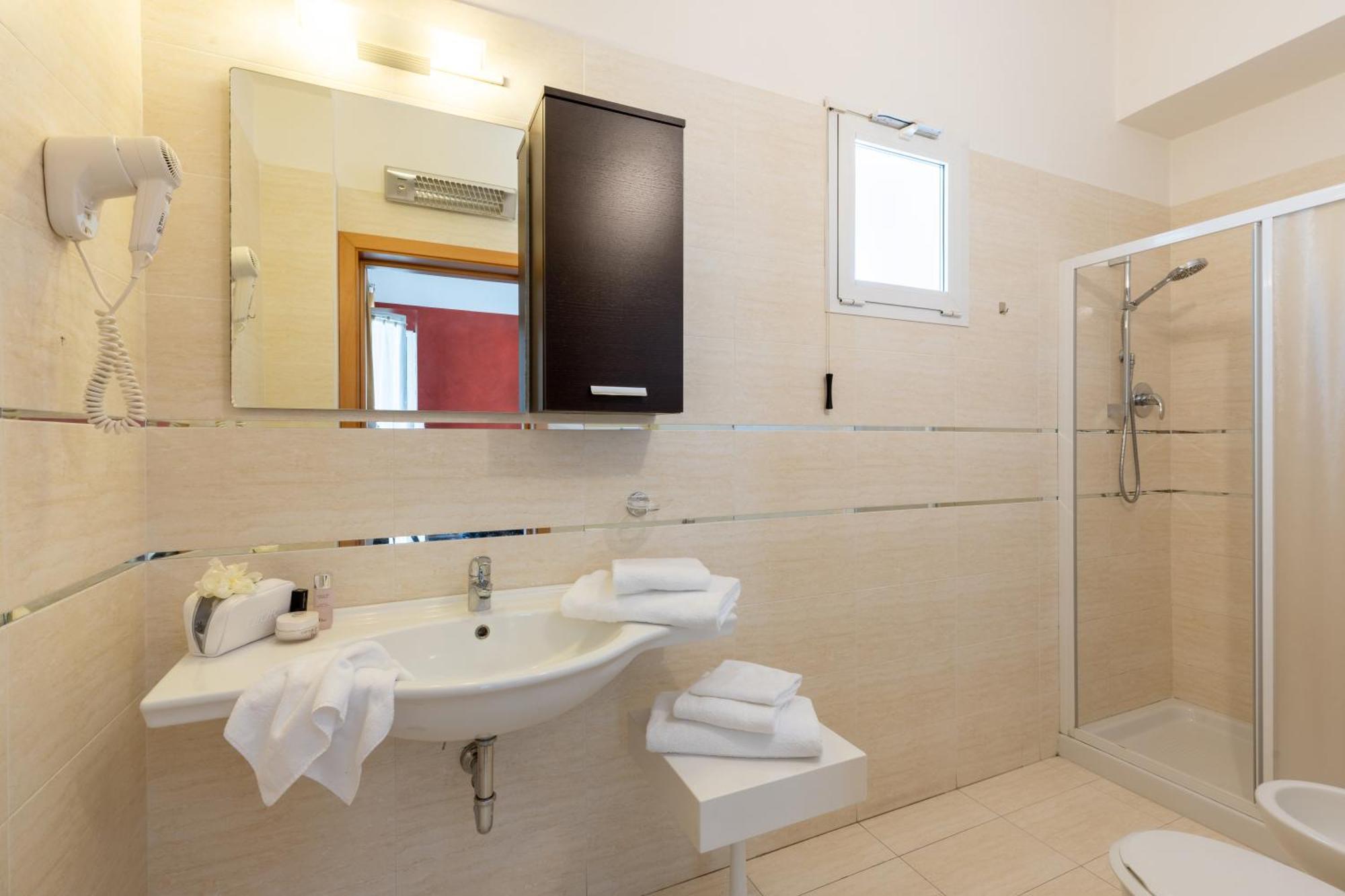 Hotel Adriatica Riccione Esterno foto