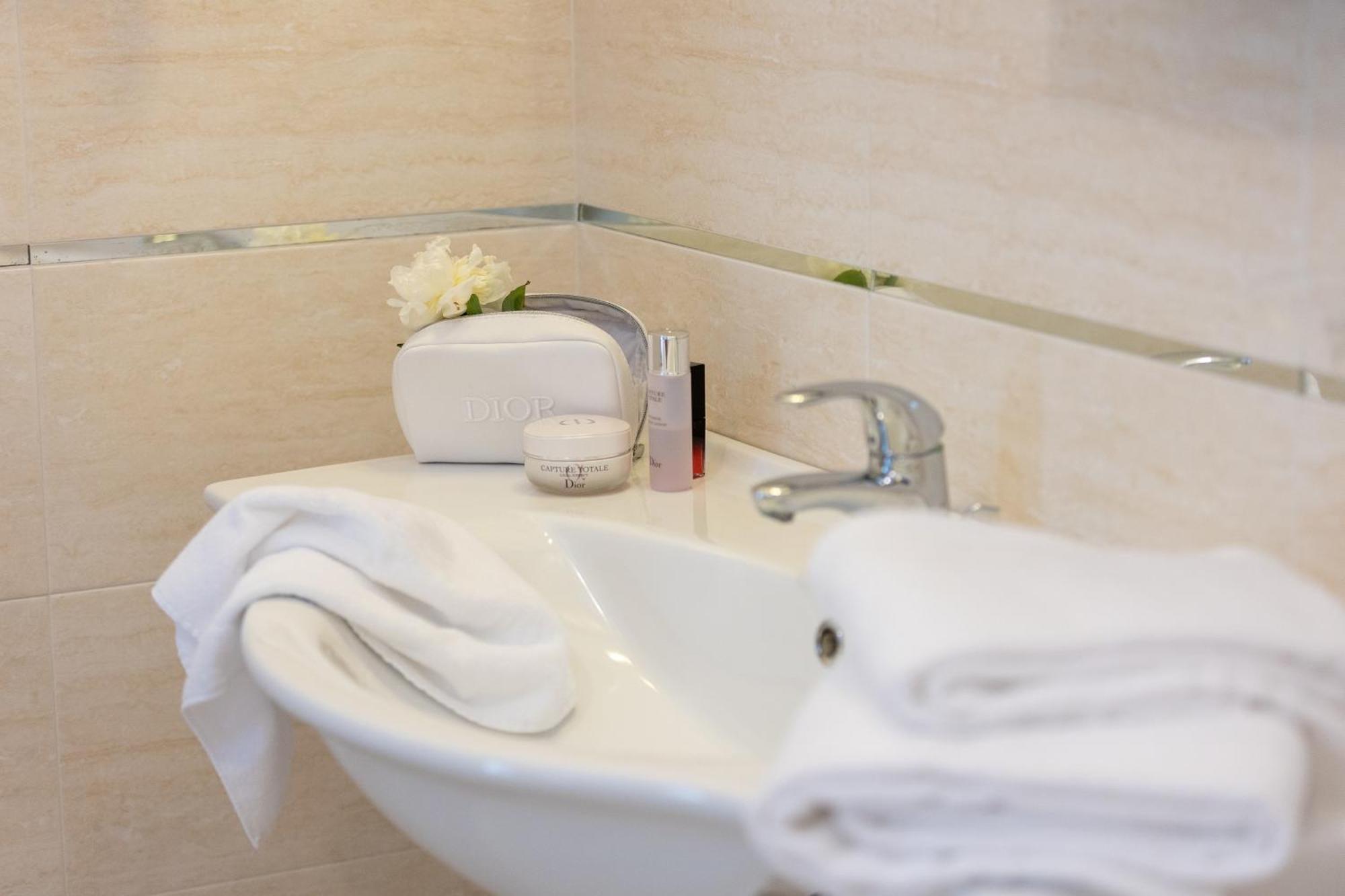 Hotel Adriatica Riccione Esterno foto