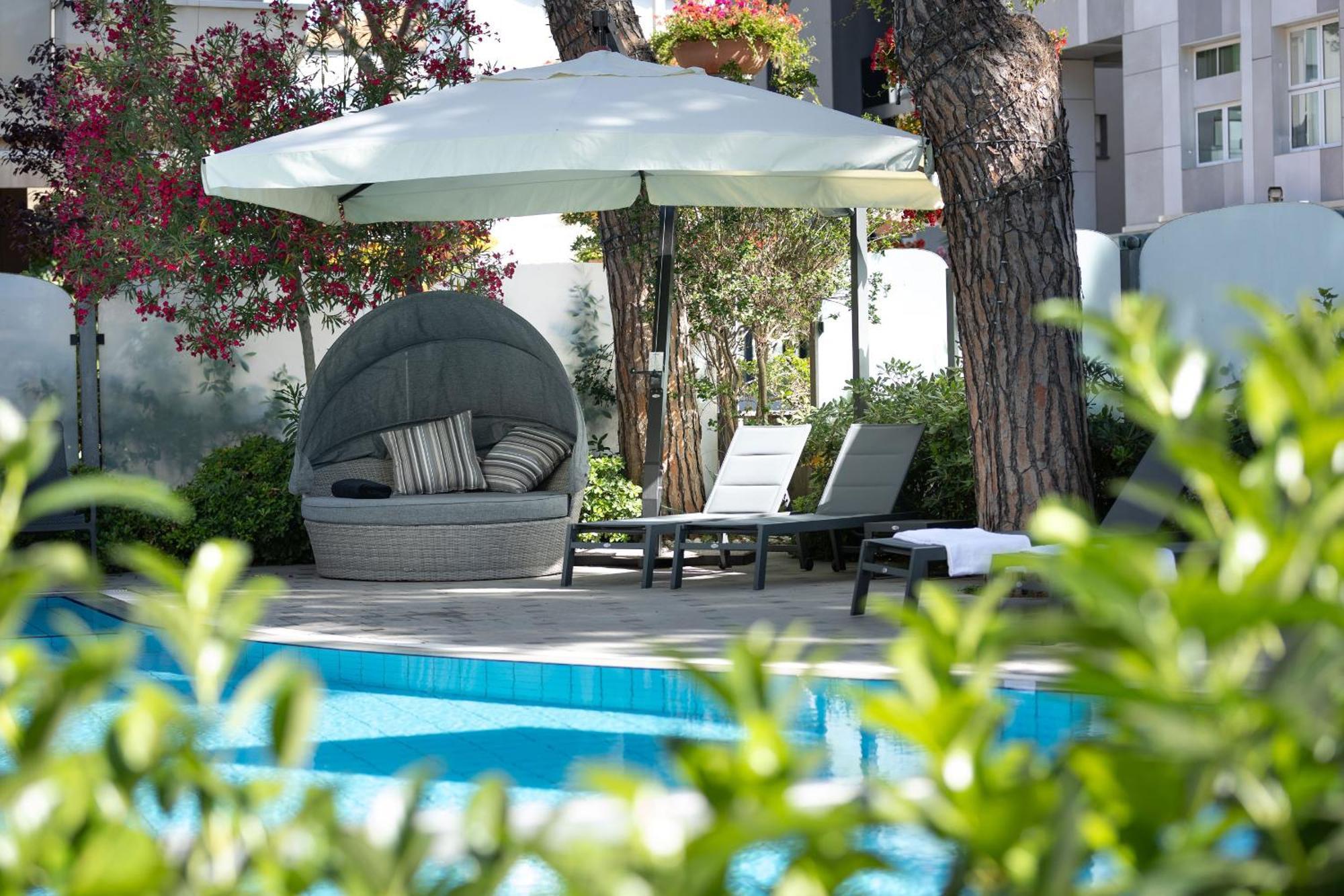 Hotel Adriatica Riccione Esterno foto