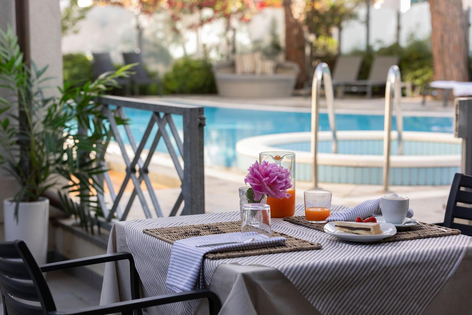 Hotel Adriatica Riccione Esterno foto