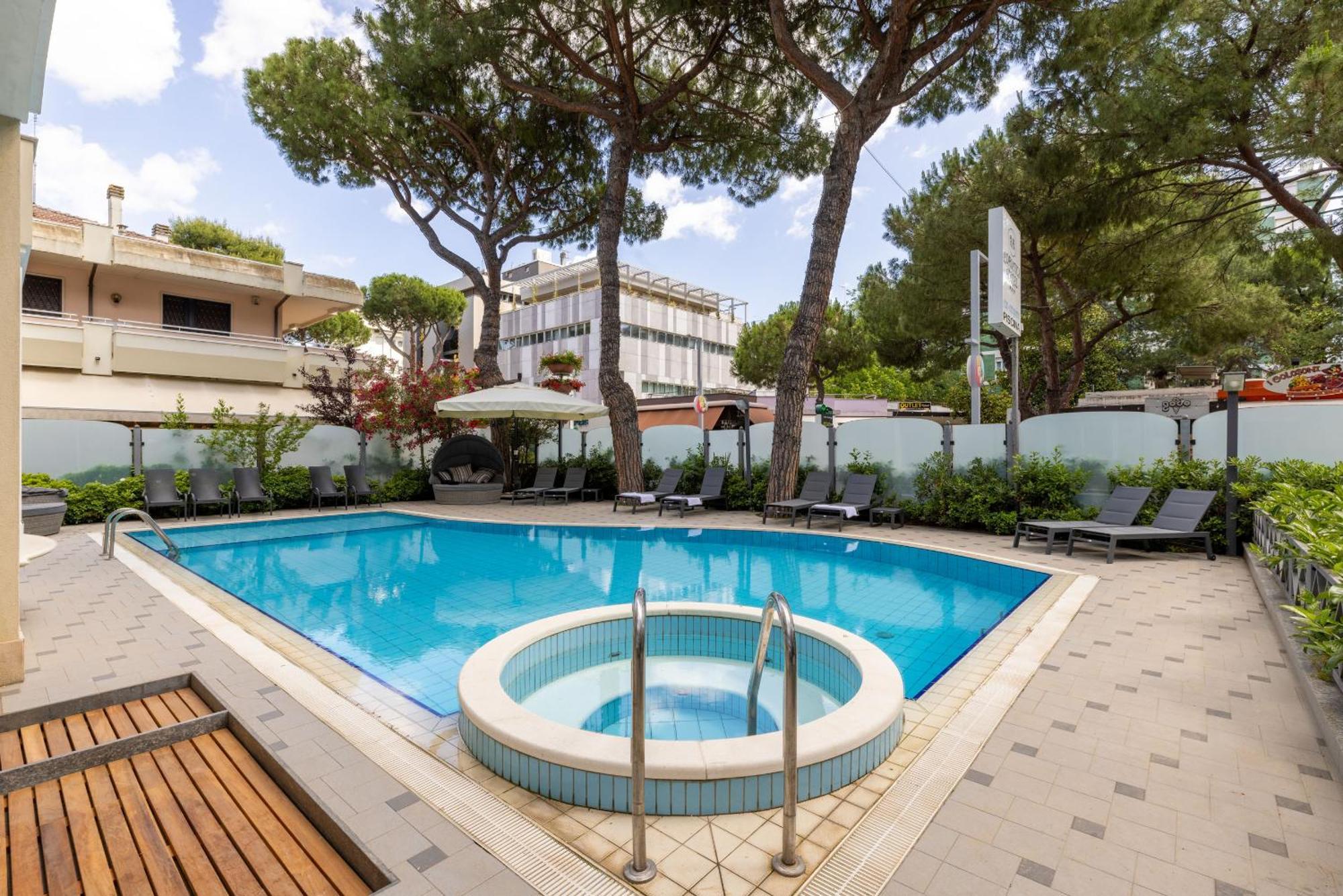 Hotel Adriatica Riccione Esterno foto