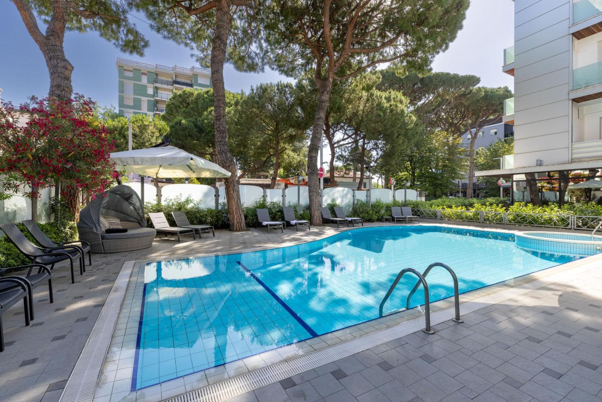 Hotel Adriatica Riccione Esterno foto