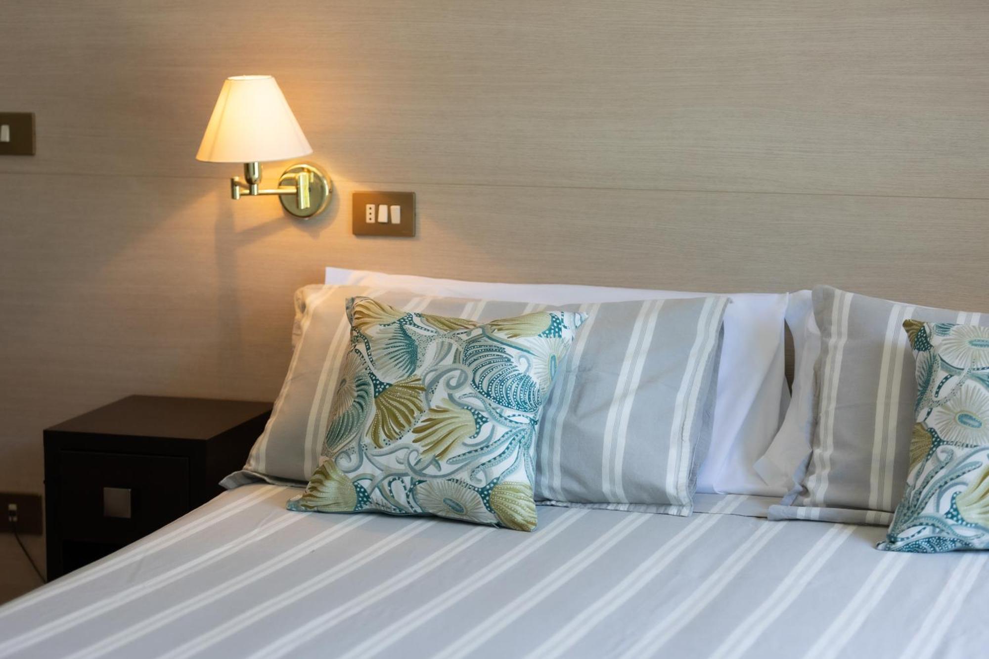Hotel Adriatica Riccione Esterno foto